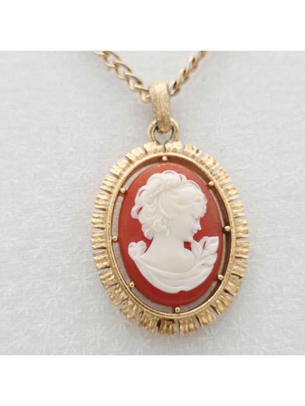 Gold-Tone Cameo Pendant Necklace Ornate Detailing & Long Chain Oval Reversible - Picture 3 of 9